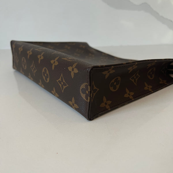 Louis Vuitton Tolietry Pouch 26