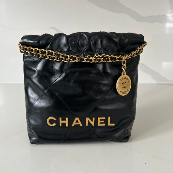 Chanel Mini 22