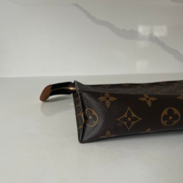 Louis Vuitton Toiletry 26