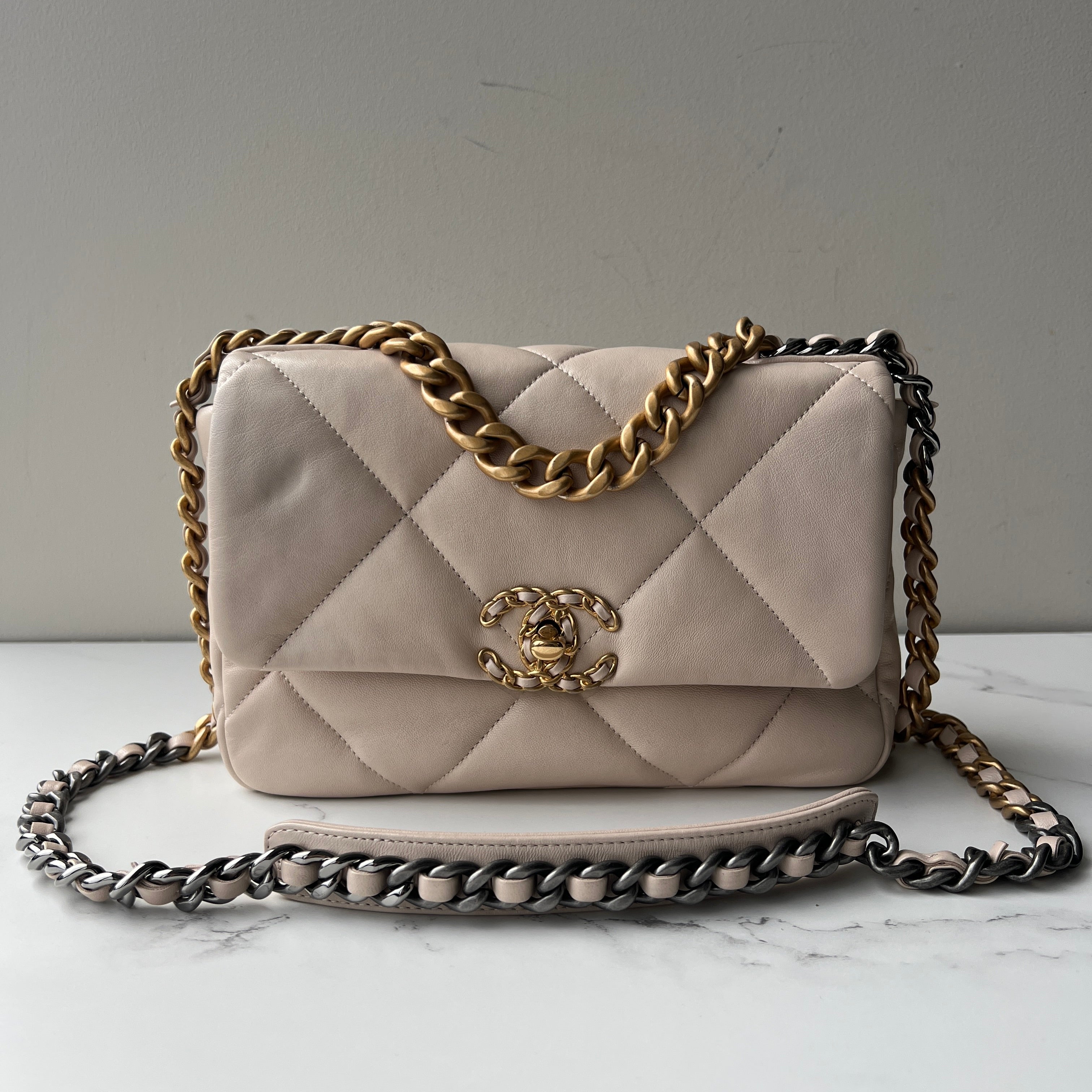 Chanel 19
