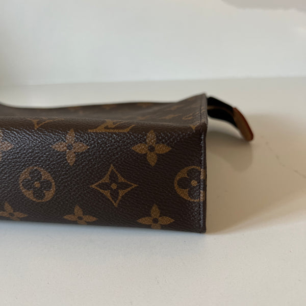 Louis Vuitton Toiletry 26