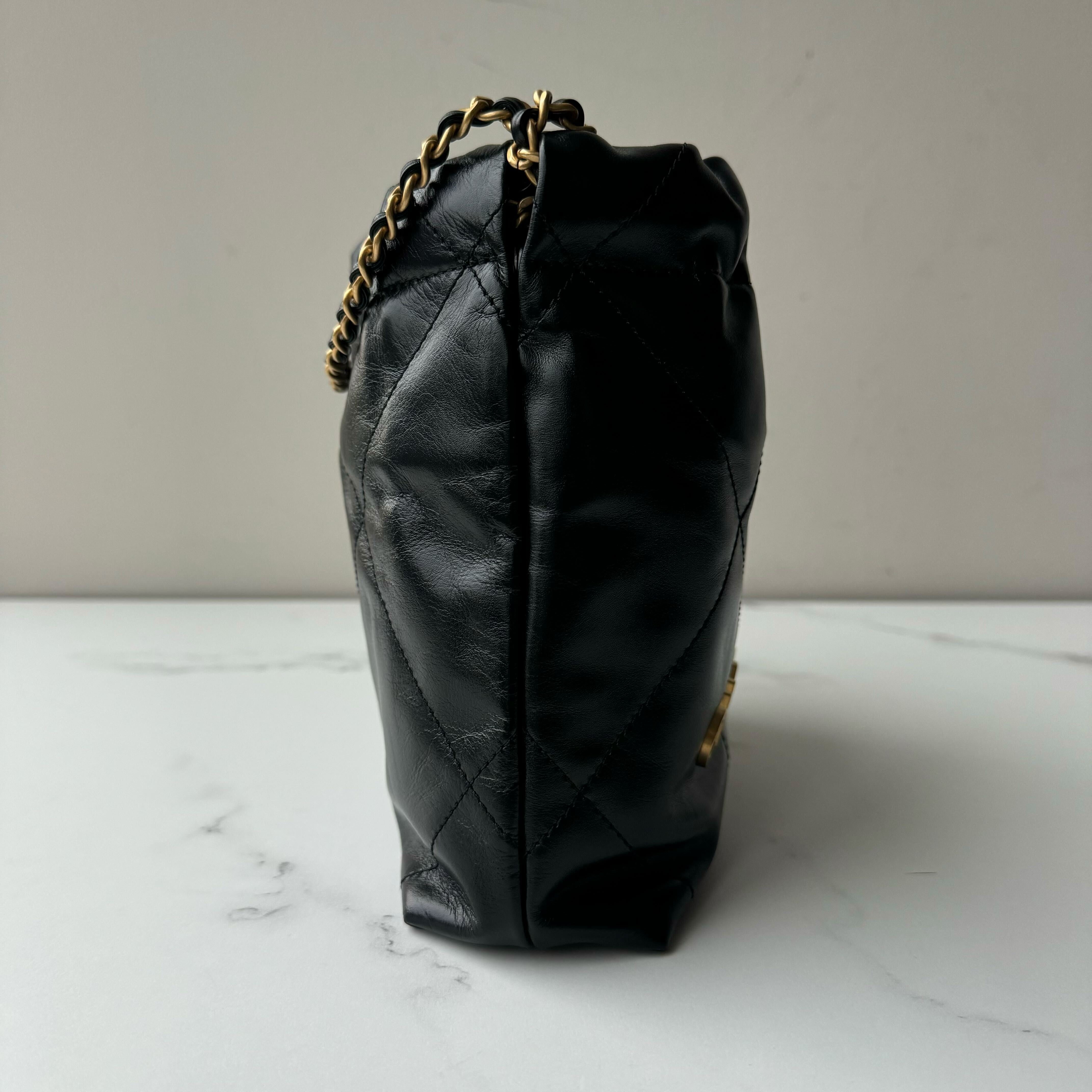 Chanel Mini 22