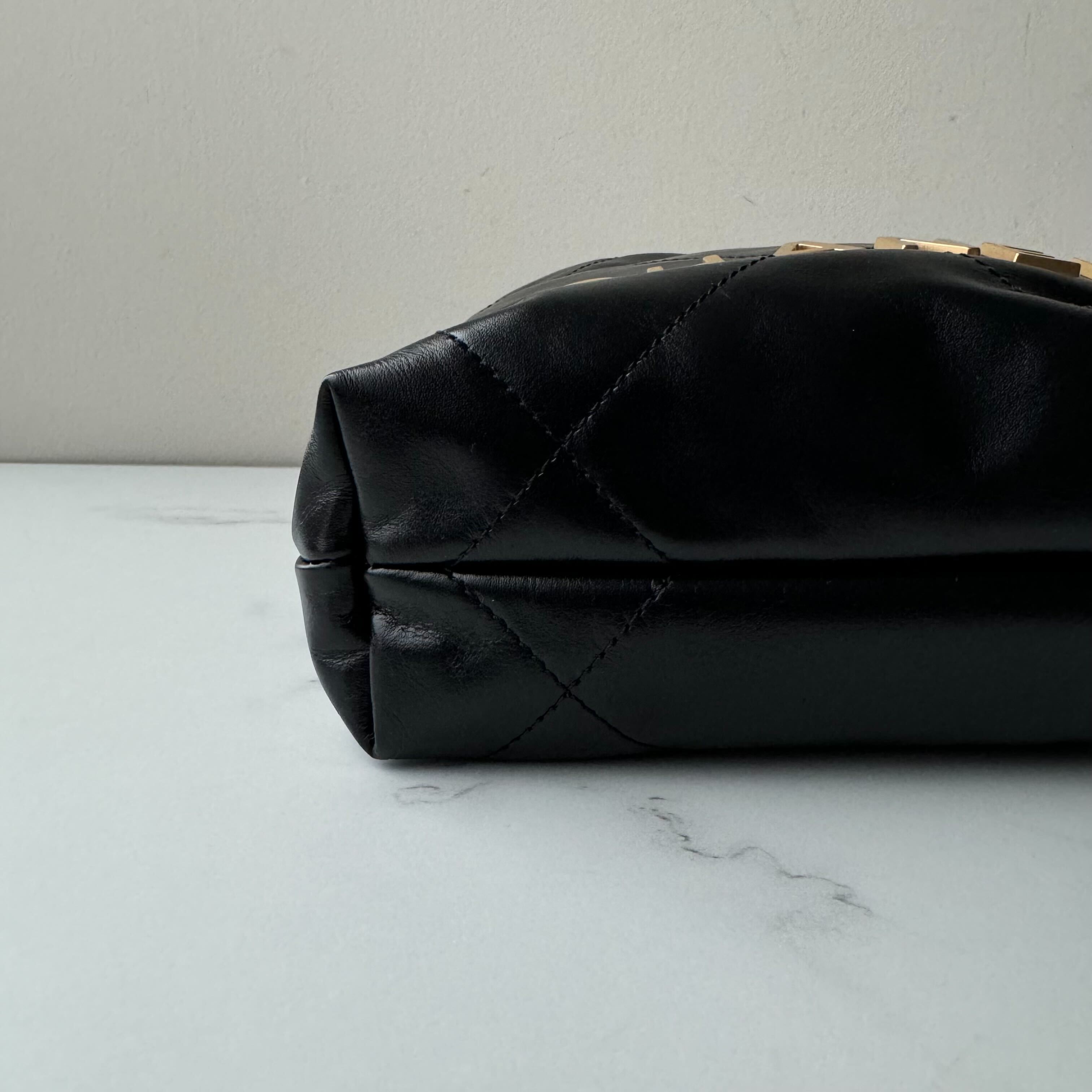 Chanel Mini 22