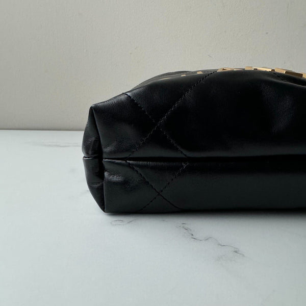 Chanel Mini 22