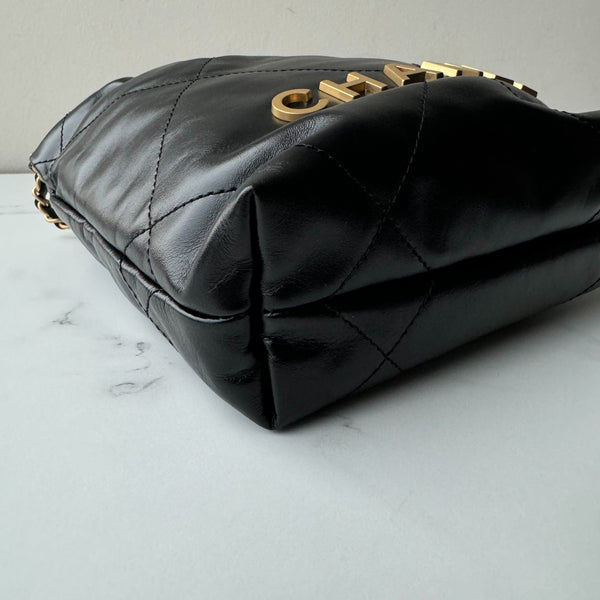 Chanel Mini 22