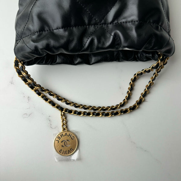 Chanel Mini 22