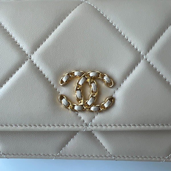 Chanel 19 Wallet on Chain