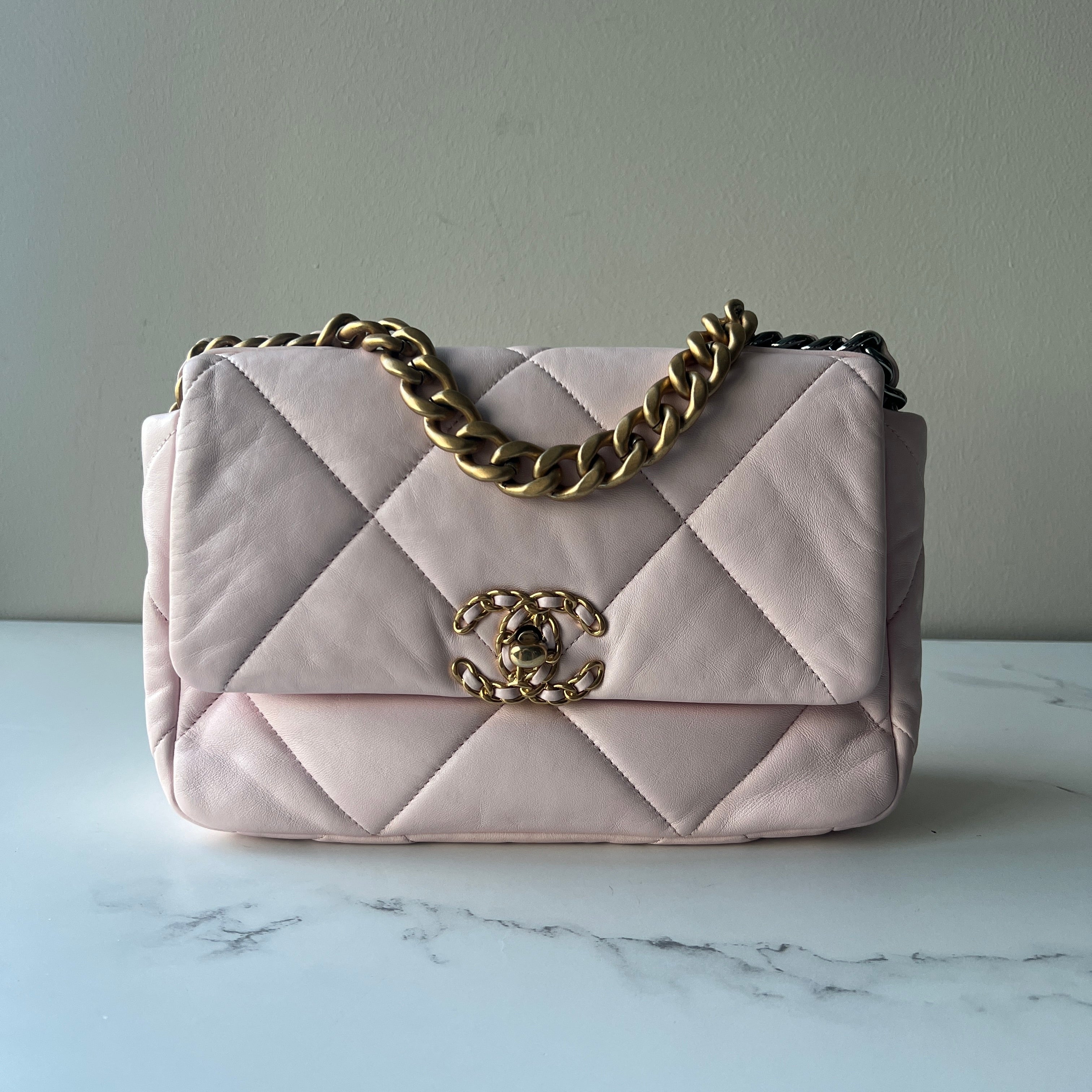 Chanel 19